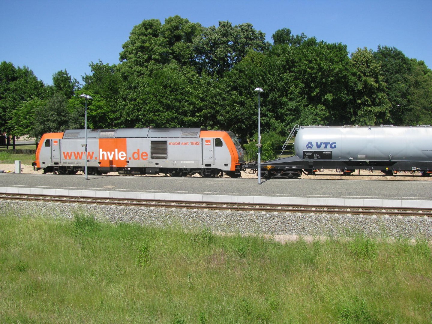 Diesellokomotive 246 001-2 -hvle- mit Kesselwagen-Ganzzug  im Bahnhof Grevesmühlen