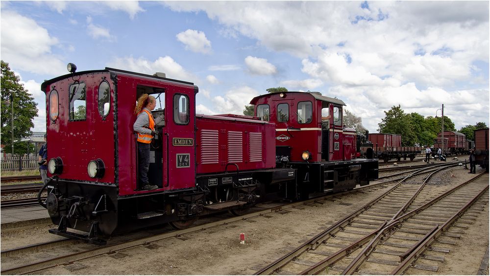 Diesellokomotiven V4 EMDEN und V3 Foto & Bild bahnhof, schienen