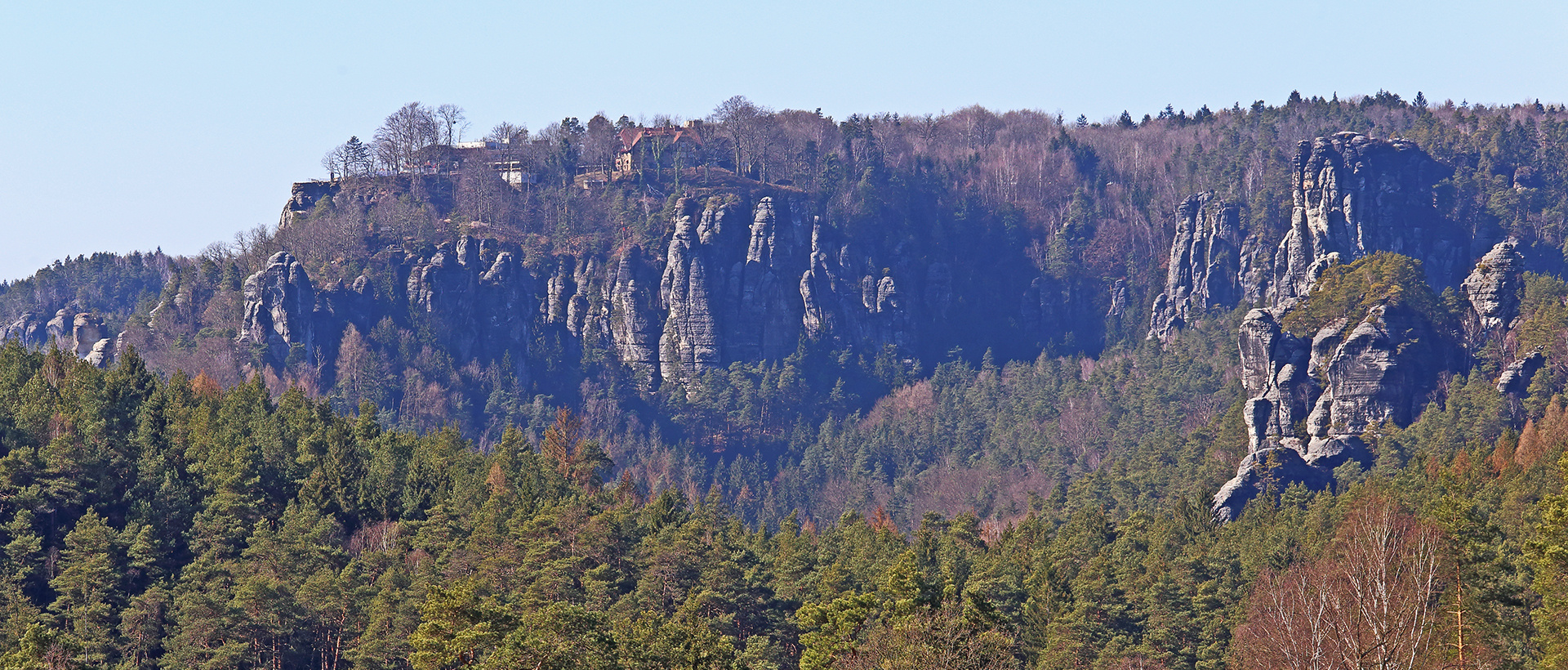 Diesen Blick zur Bastei in der Sächsischen Schweiz kann man vom Ziegenrücken bewundern