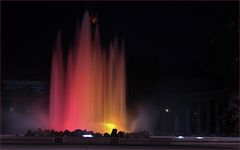 dieser brunnen steht in wien und ist megafett anzuschauen da immer die farben sich ändern