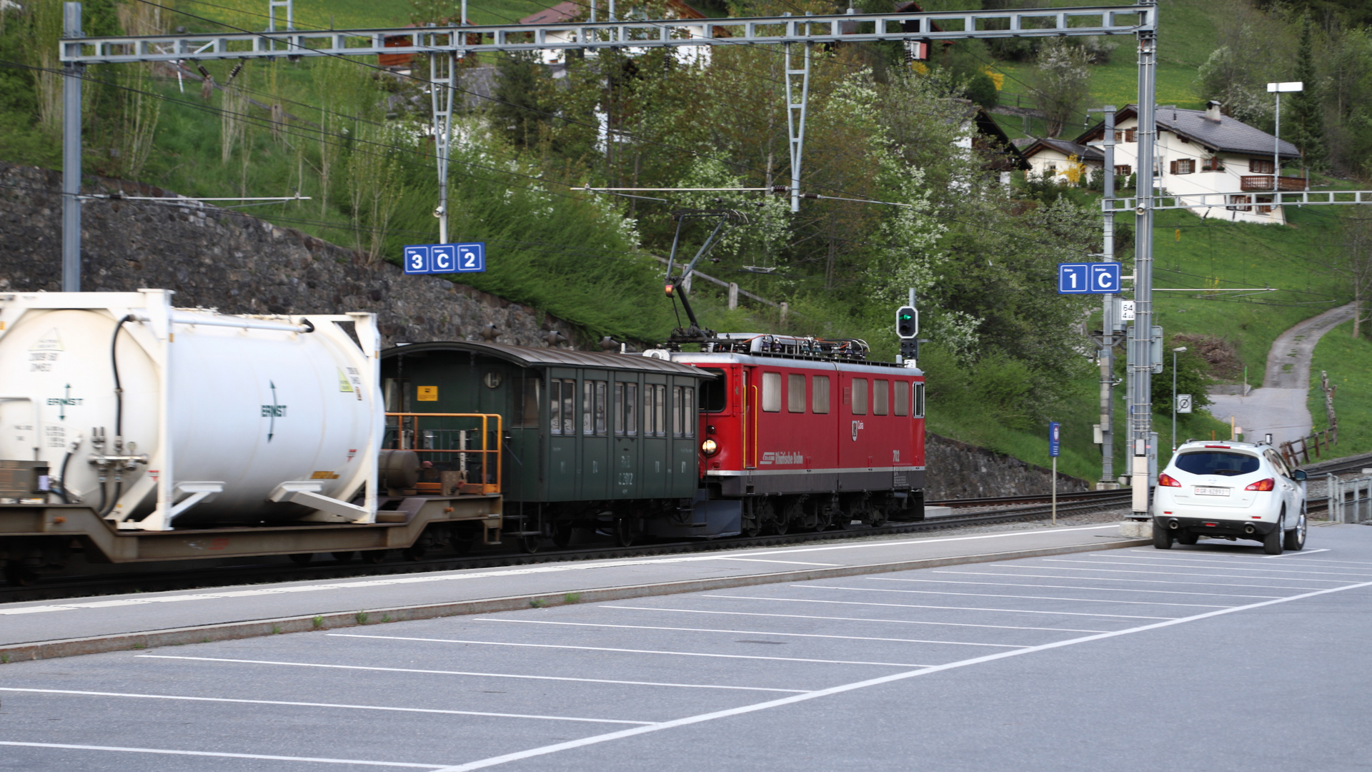 Dieser Güterzug gezogen von einer Ge6/6 II...