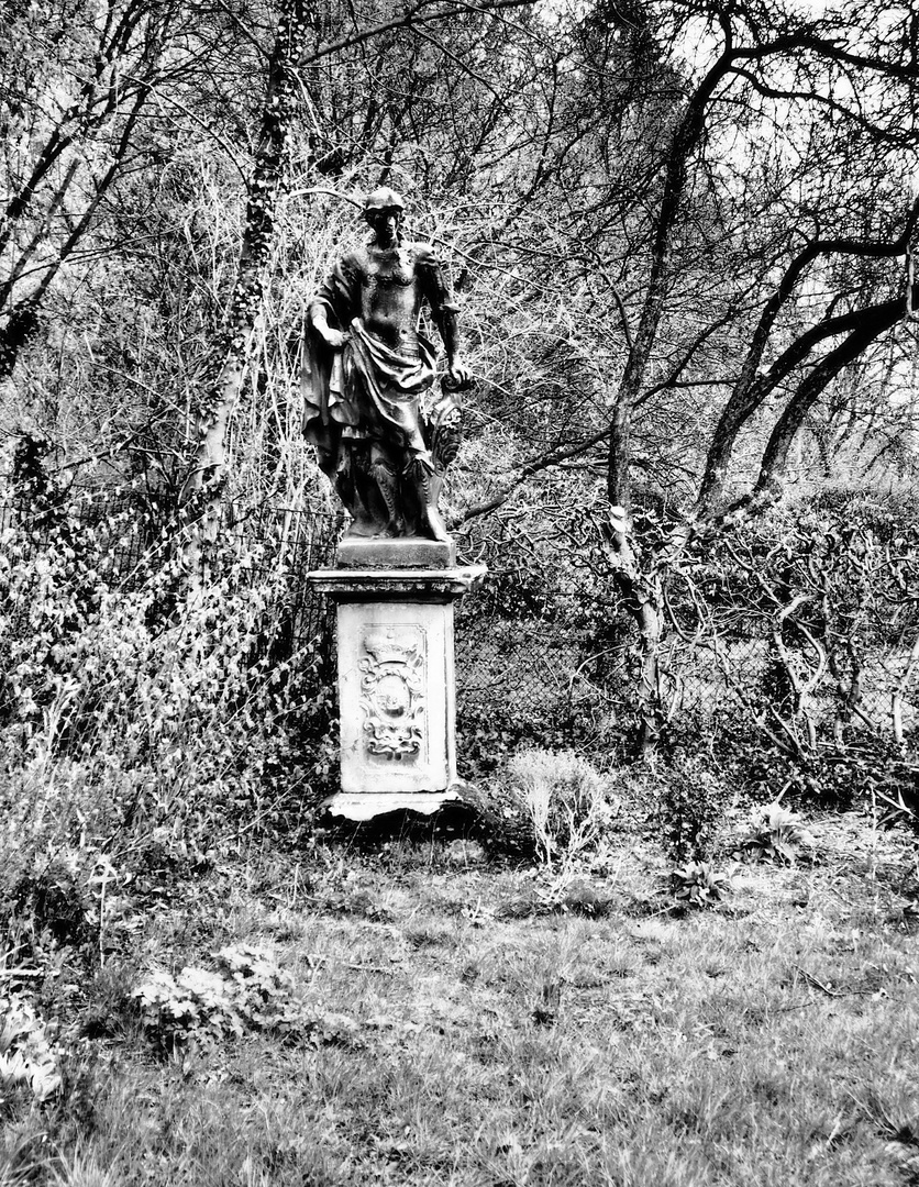 Dieser halbnackte Mann war allein im Park..