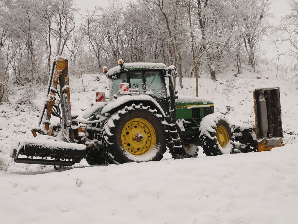 Dieser John Deere Traktor macht am NOK seine Winterpause ...