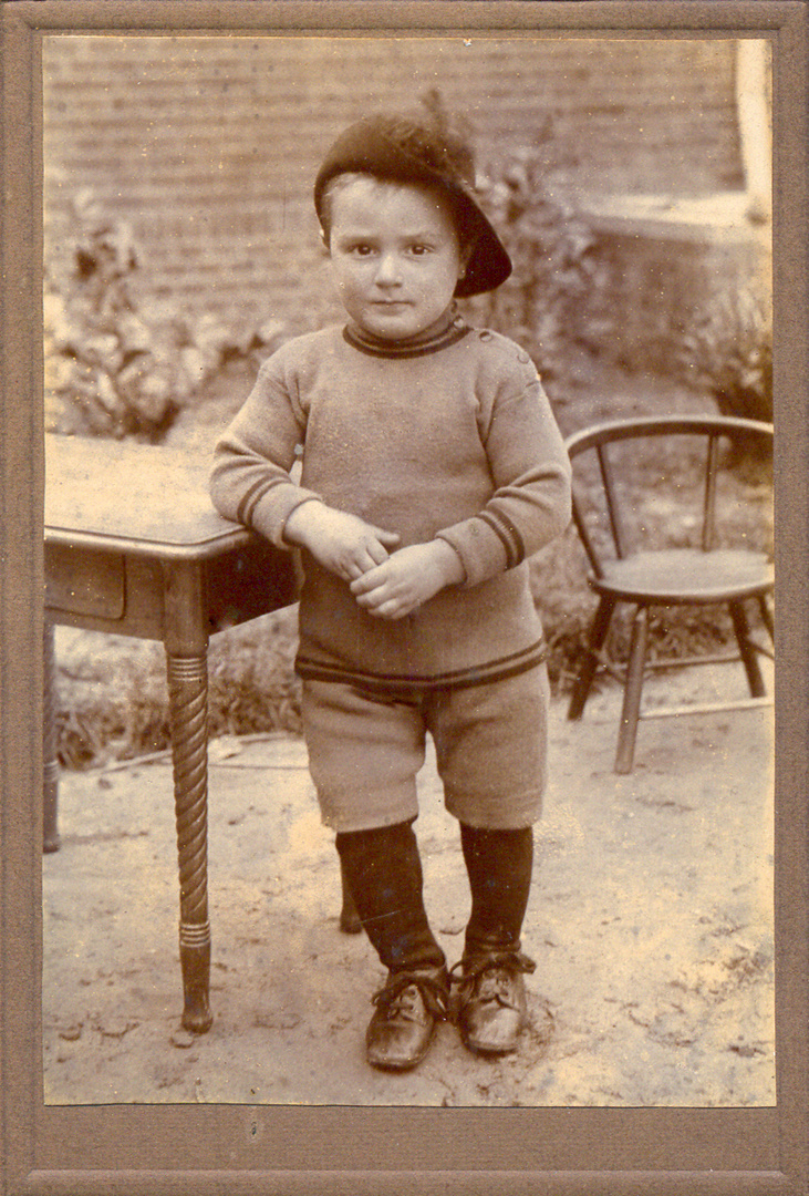 Dieser junge Mann ist mein Vater ,1914 Zuhause in Holland.