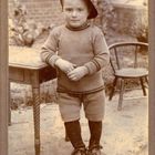 Dieser junge Mann ist mein Vater ,1914 Zuhause in Holland.