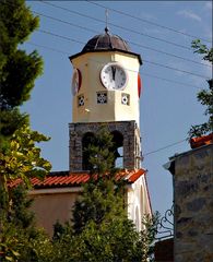 Dieser Kirchturm steht oberhalb