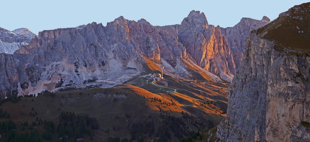 Dieser Morgenblick zum Grödnerjoch mit den Cirrspitzen...