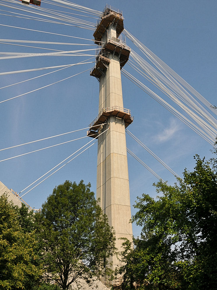 Dieser Pylon fällt sicher nicht um.