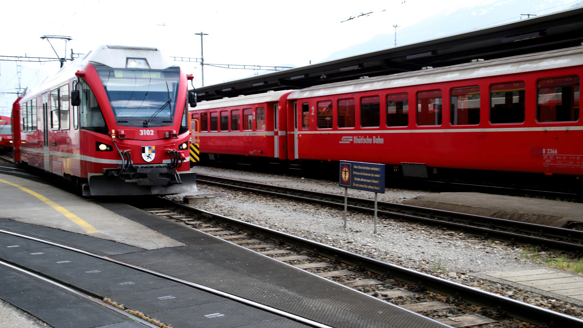 Dieser Triebwagen zieht zum Bahnsteig....