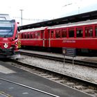 Dieser Triebwagen zieht zum Bahnsteig....