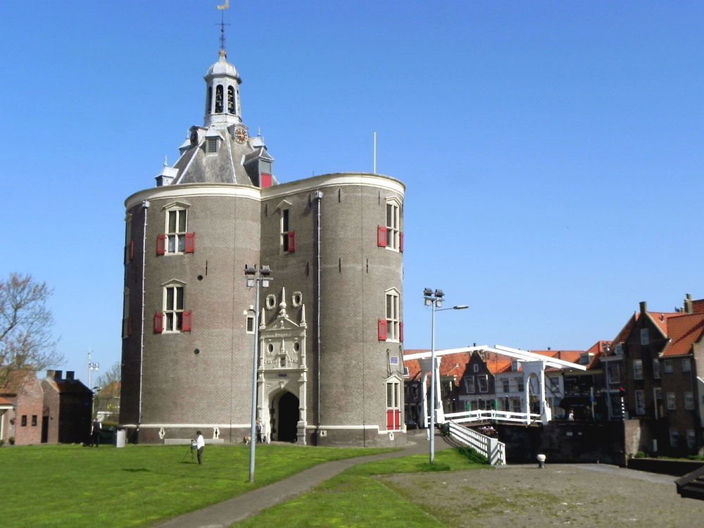 Dieser Turm charakterisiert das Stadtbild von Enkhuizen am Ijsselmer