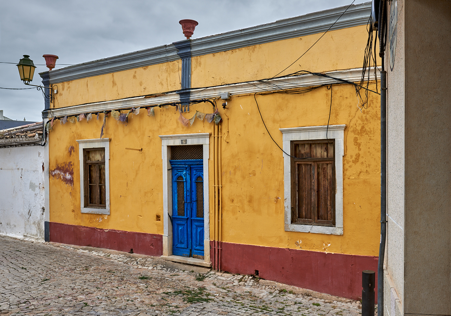 Dieses alte Haus habe ich an der Algarve in einer Gasse entdeckt, mit seiner blauen Tür...