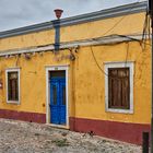 Dieses alte Haus habe ich an der Algarve in einer Gasse entdeckt, mit seiner blauen Tür...