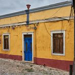 Dieses alte Haus habe ich an der Algarve in einer Gasse entdeckt, mit seiner blauen Tür...