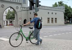 dieses Bild trägt den knappen Titel "Der Mann mit dem grünen Damenfahrrad am Nauener Tor in Potsdam"