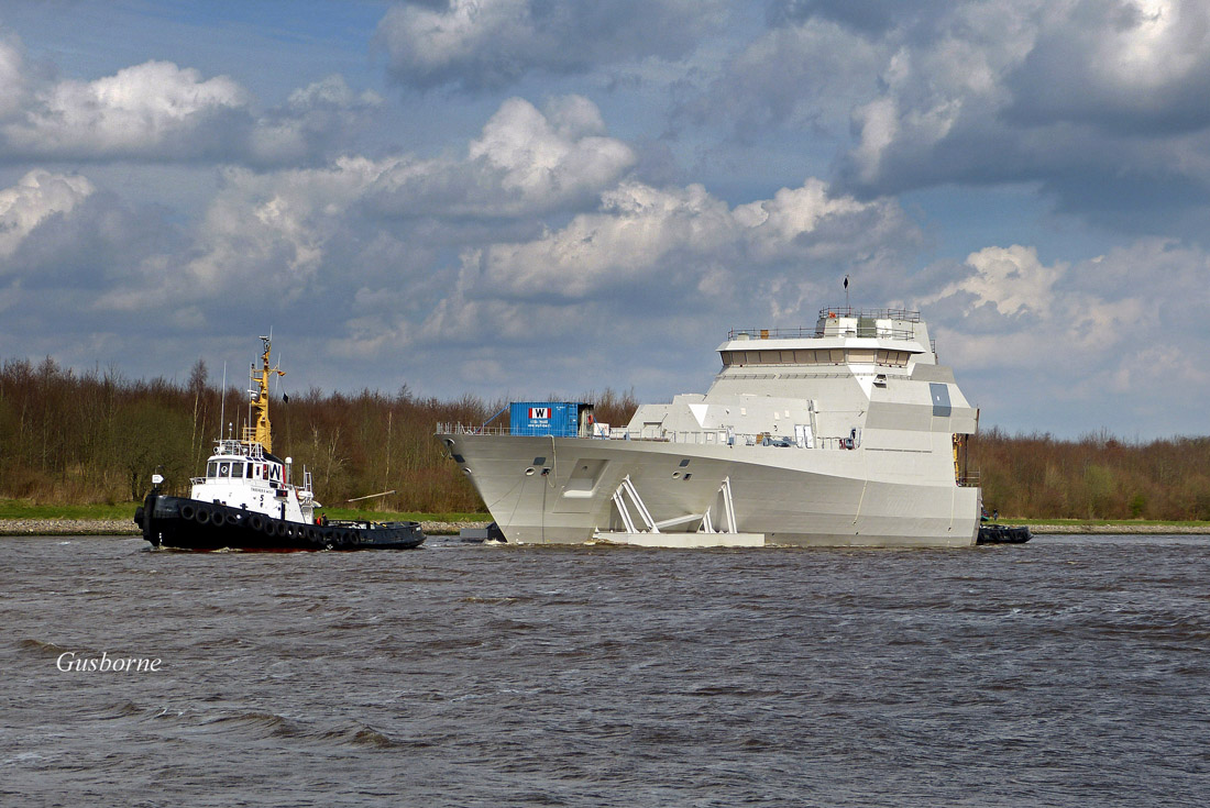 Dieses halbe Schiff soll mal die Fregatte Sachsen-Anhalt werden ! Nord-Ostsee Kanal am 12.4.2015 !