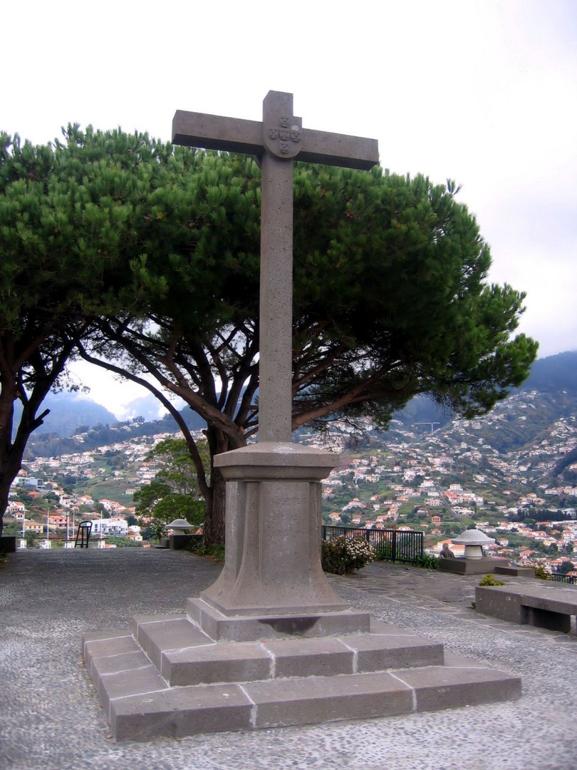 Dieses Kreuz steht auf der Anhöhe eines Aussichtspunkts in Funchal