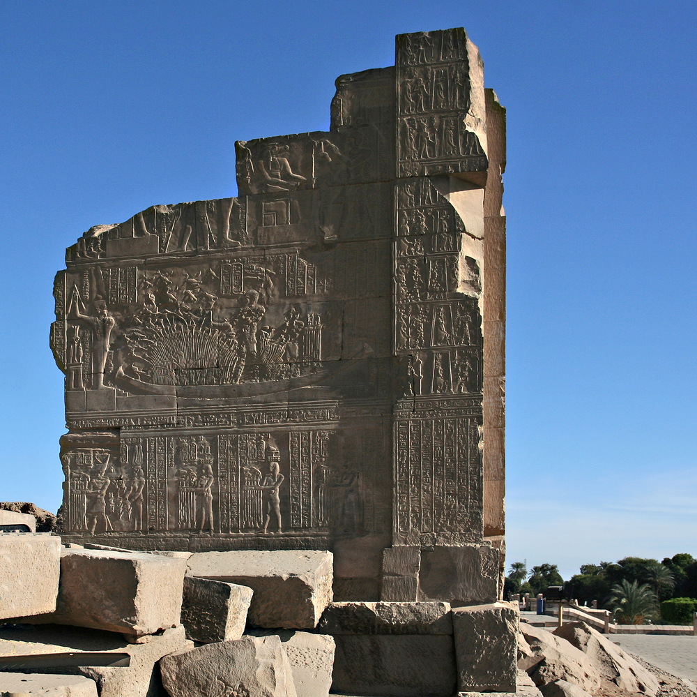 Dieses Relief in Kom Ombo, mit einer Darstellung von einer Fahrt im Papyrusdickicht, hat mir besonde