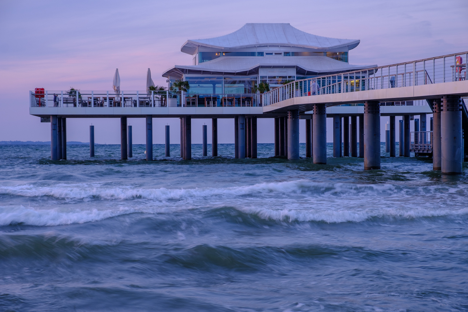 Dieses Wellenspiel, die Schaumkronen auf dem Meer 