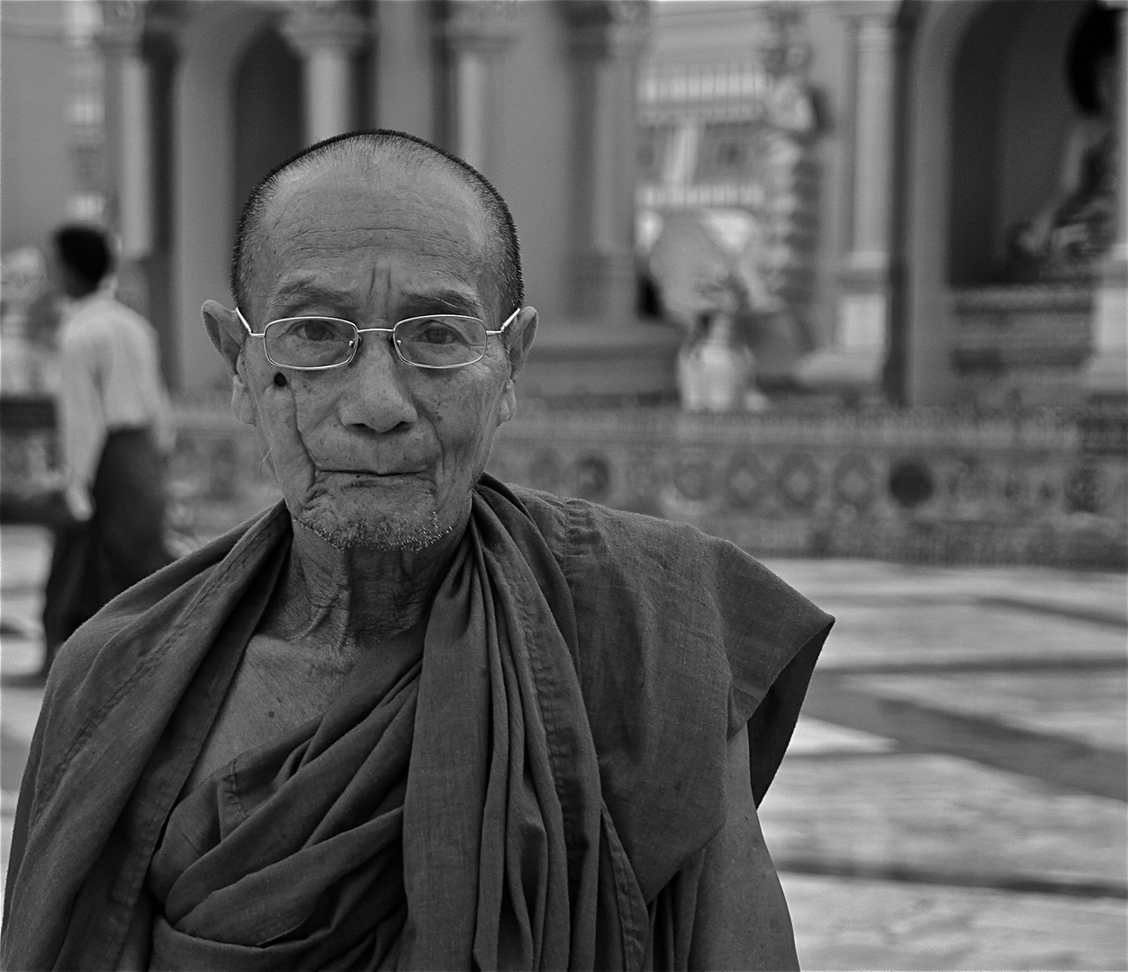 dieses wunderbare gesicht repräsentiert einen teil der birmanischen geschichte, shwedagon 2011