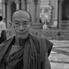 dieses wunderbare gesicht repräsentiert einen teil der birmanischen geschichte, shwedagon 2011