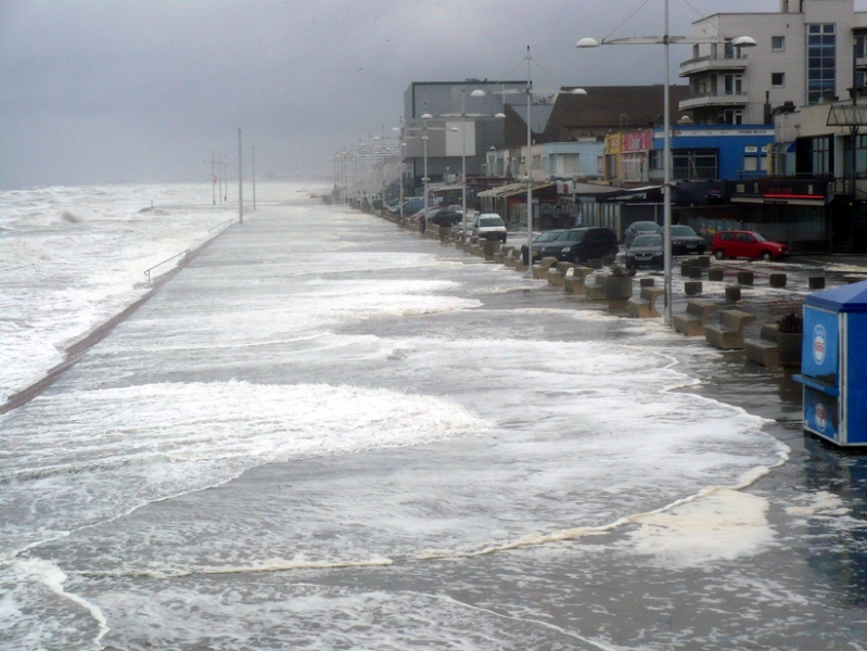 Digue de Malo pendant la tempête en mer