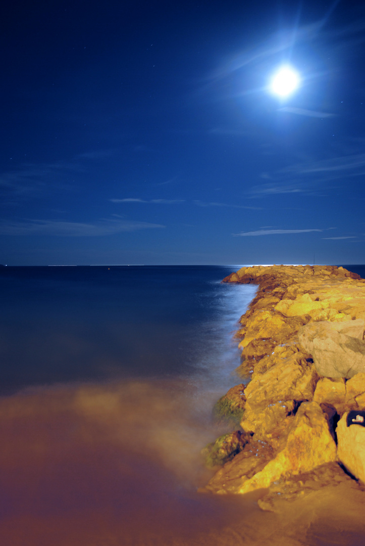 Digue de rochers au Clair de Lune