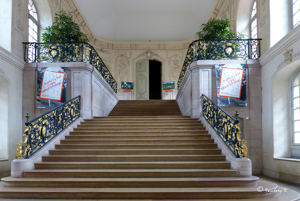 Dijo - Herzoglicher Palast - Treppenaufgang in das Gebäude