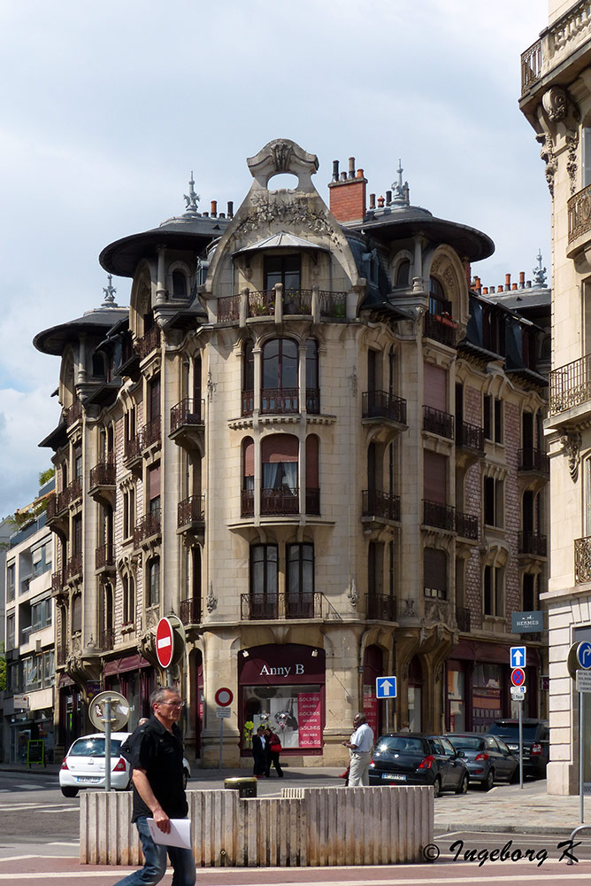 Dijon - ein Haus mit einem interessanten Dach für die Dachgeschossterrassen