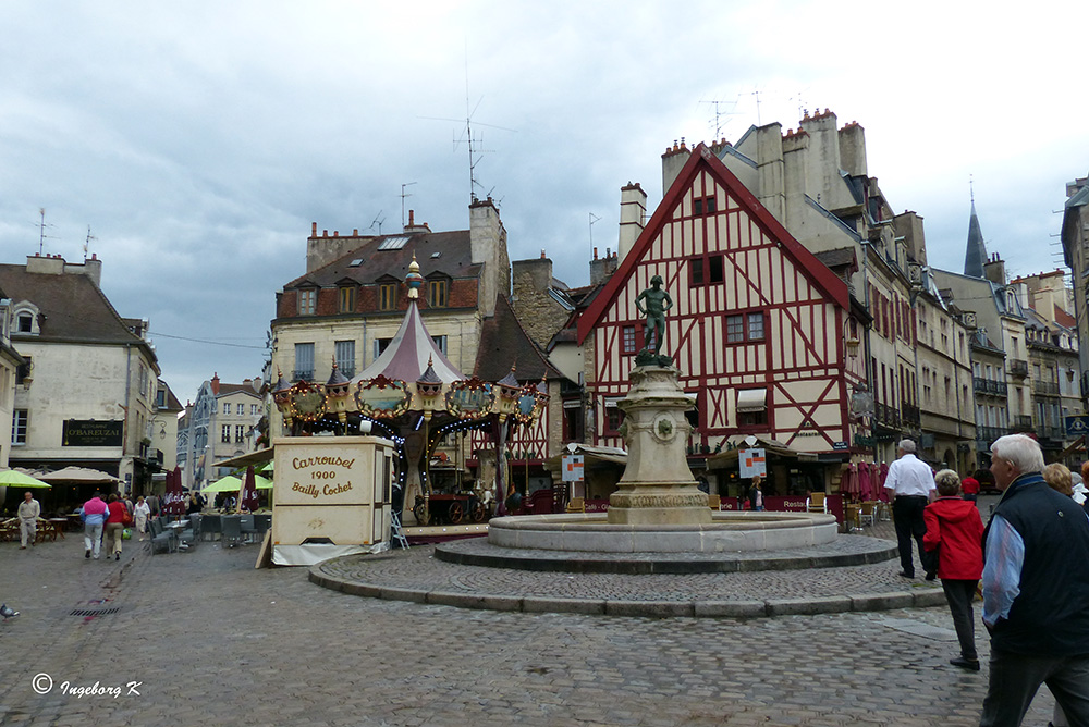 Dijon - im alten Stadtkern - kleiner Markt und Kinderkarussell