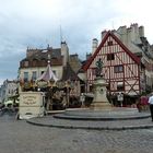 Dijon - im alten Stadtkern - kleiner Markt und Kinderkarussell