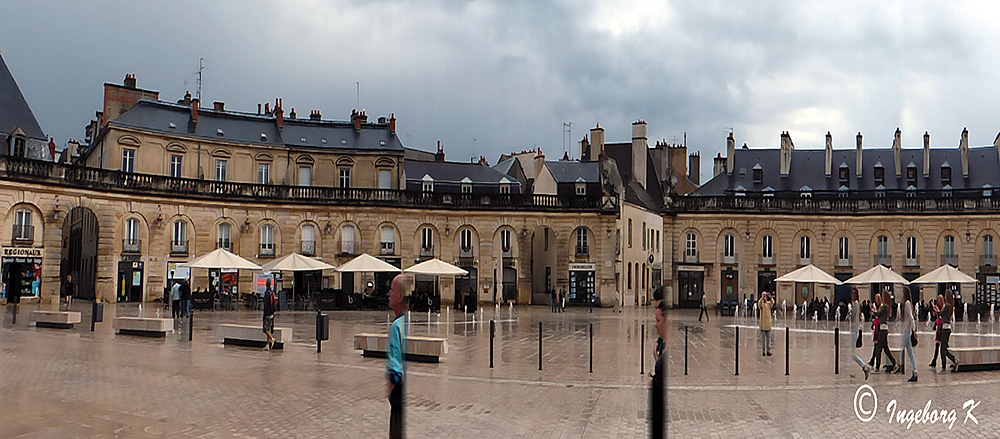 Dijon - Kolonaden am Place de la Libération - Panoramaaufnahme mit Kameraprogramm