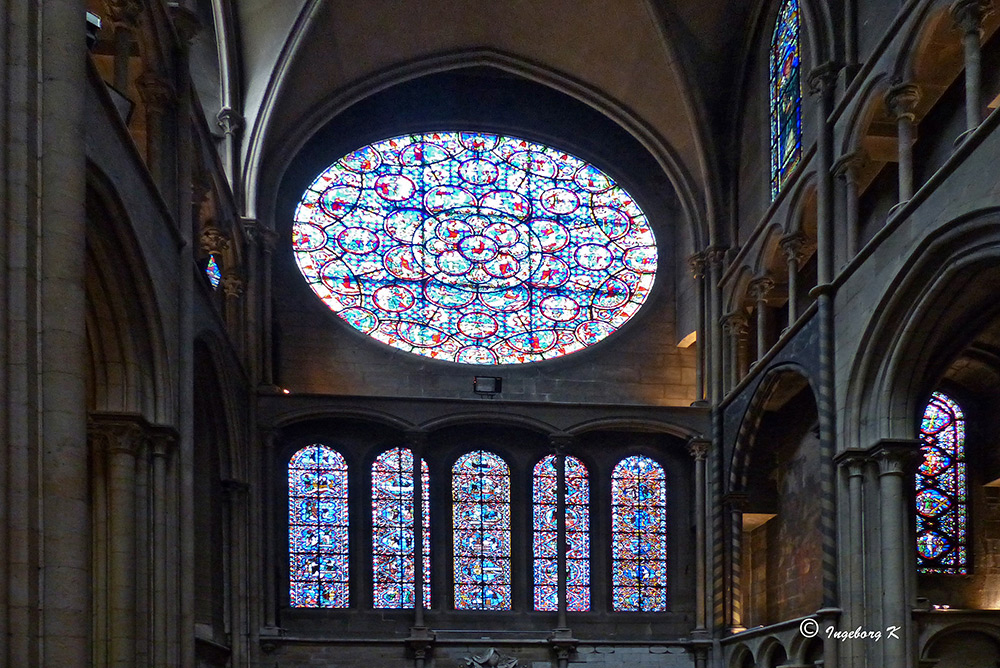 Dijon - Notre Dame - Seitenschiff mit Kirchenfenstern