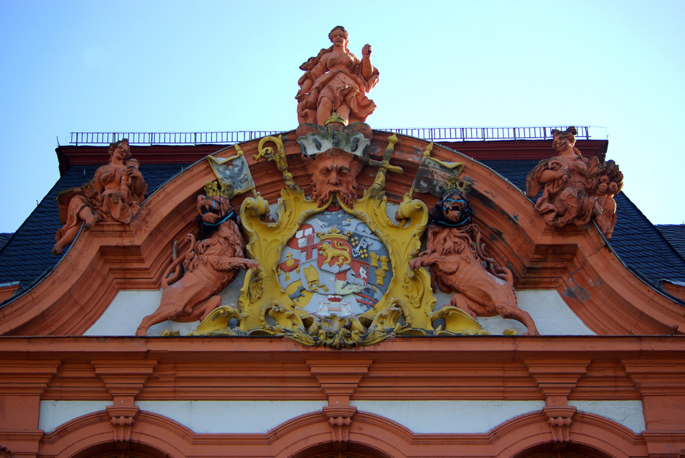 Dikasterialgebäude (Wappen am Mittelrisalit) Koblenz-Ehrenbreitstein