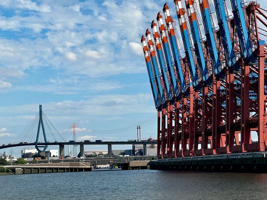 Dimensionen im Hamburger Hafen Waltershof Ende Juli 2024