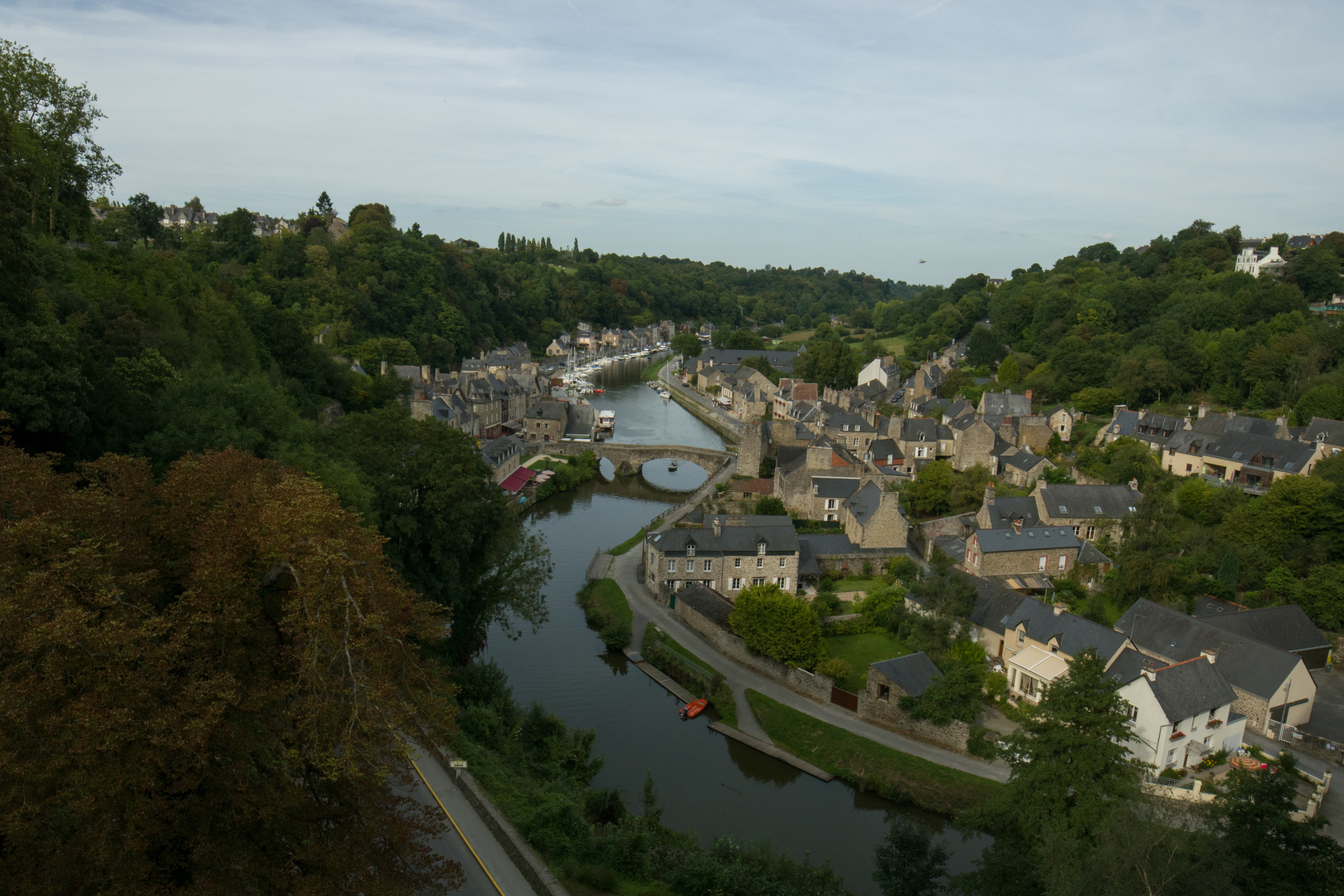 Dinan, le port, la barque rouge....