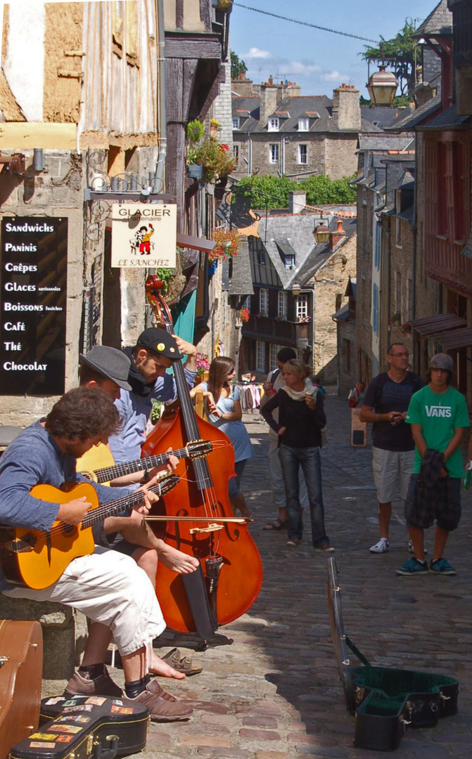 Dinan, street player