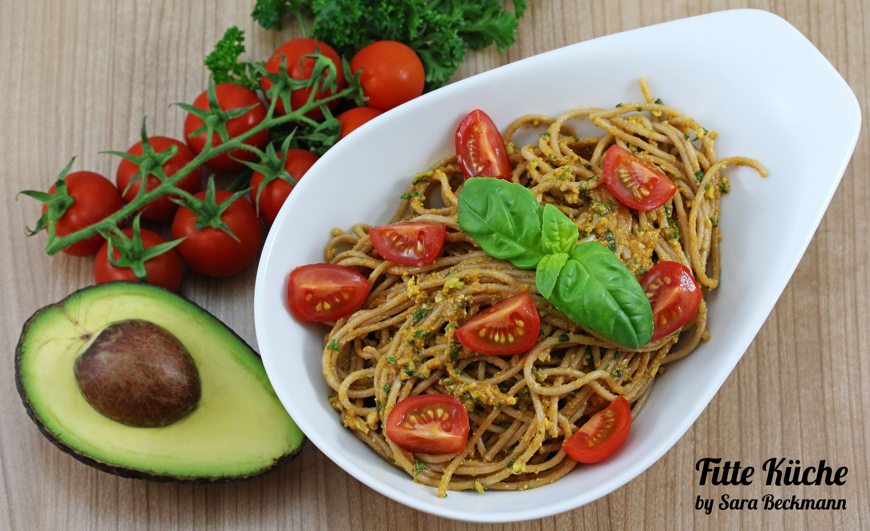 Dinkel-Spaghetti mit Avocado-Pesto