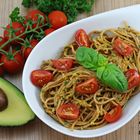 Dinkel-Spaghetti mit Avocado-Pesto