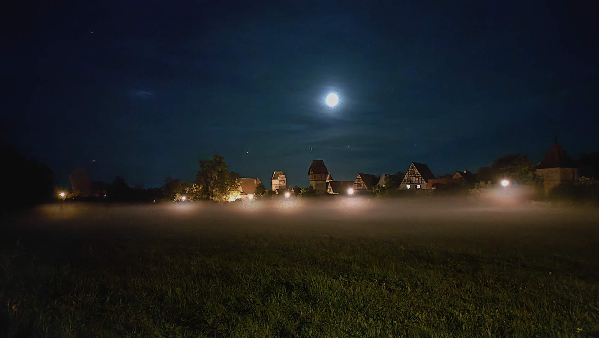 Dinkelsbühl bei Nacht und leichtem Nebel