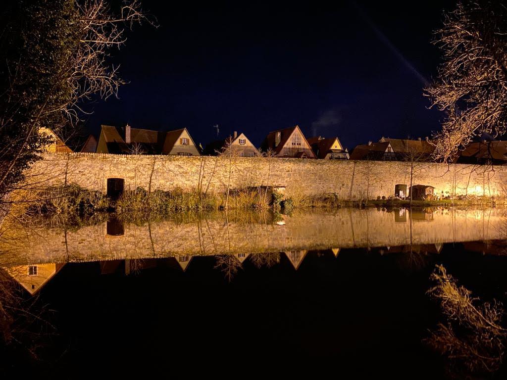 Dinkelsbühl Stadtmauer bei Nacht am Fluss  Wörnitz