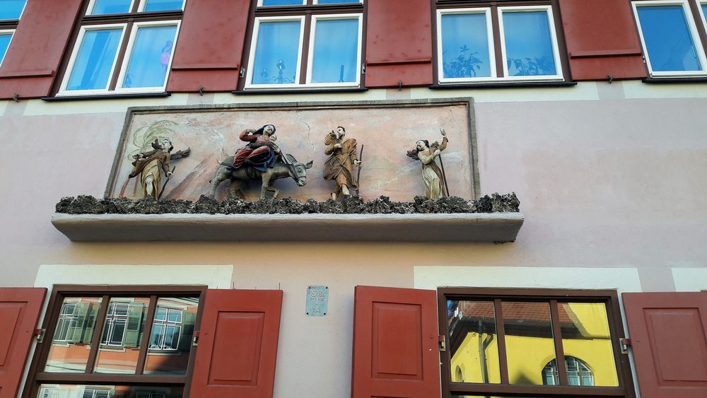Dinkelsbühl:Holzschnitzkunst gegenüber Spitalkirche
