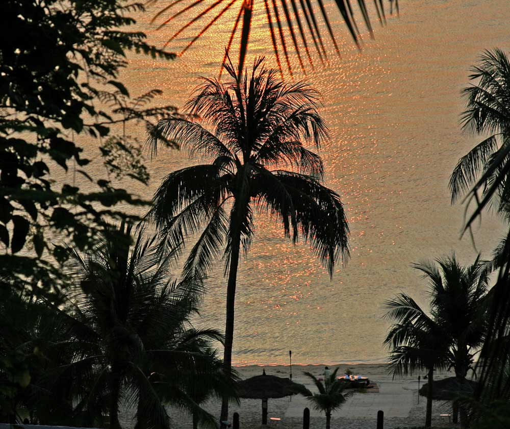 DINNER AM STRAND BEI SONNENUNTERGANG