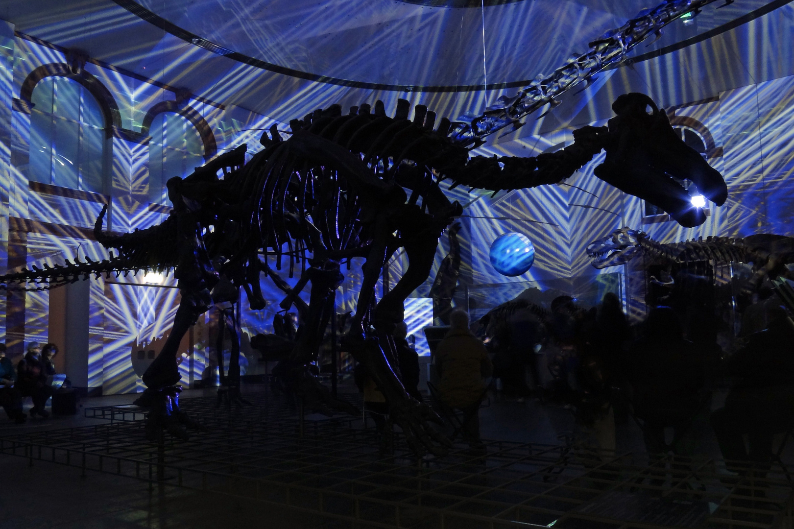 Dino frisst Scheinwerfer bei Luminale 2012