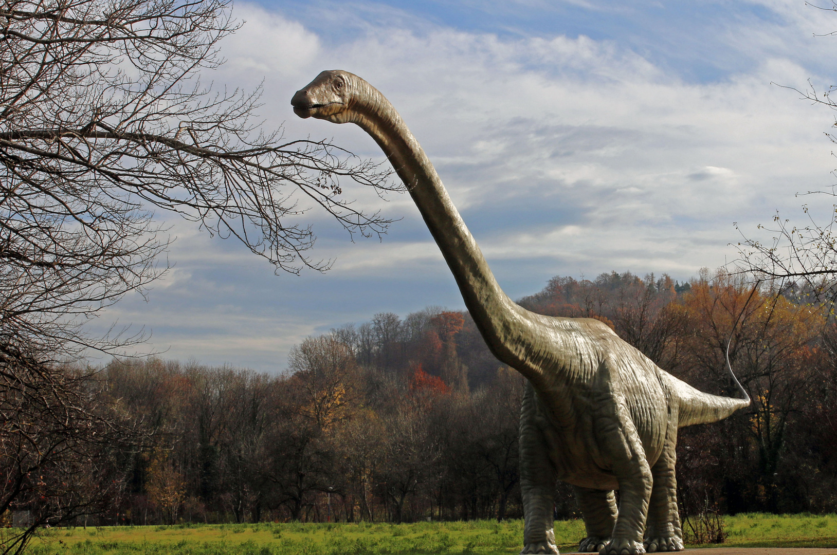 Dino im Park im Grünen