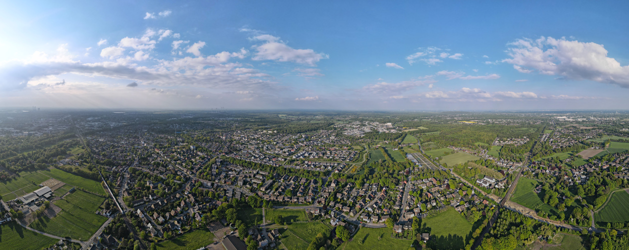 Dinslaken, Stadtteil Hiesfeld. Mit ICE.