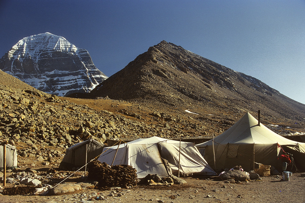 Dira Phuk, 4860m first over night camp