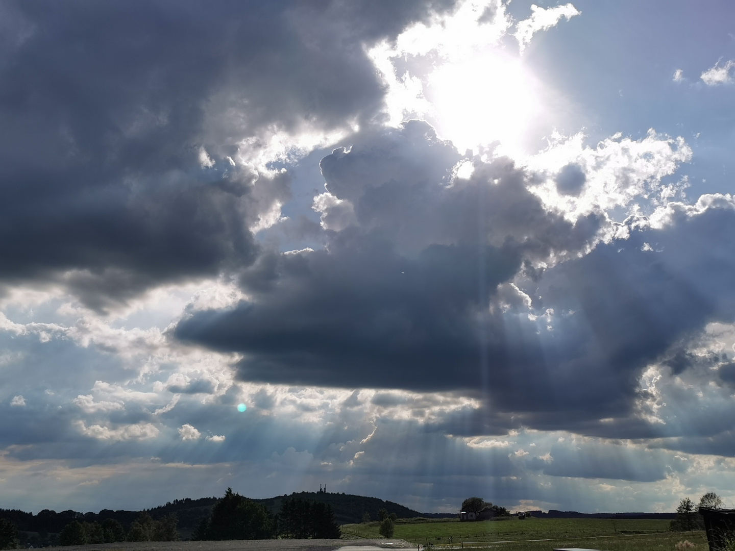 Direkt in die Sonne mit Wolken