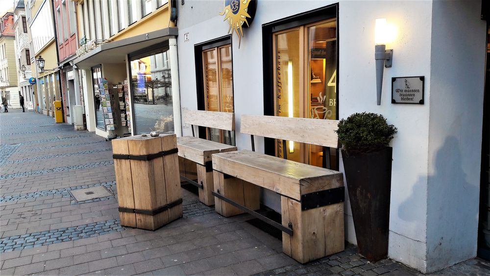 Direkt vor einem Kaffeehaus mit dem aussagekräftigen Namen Brot und Zeit