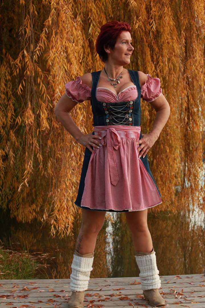 Dirndl im Herbst